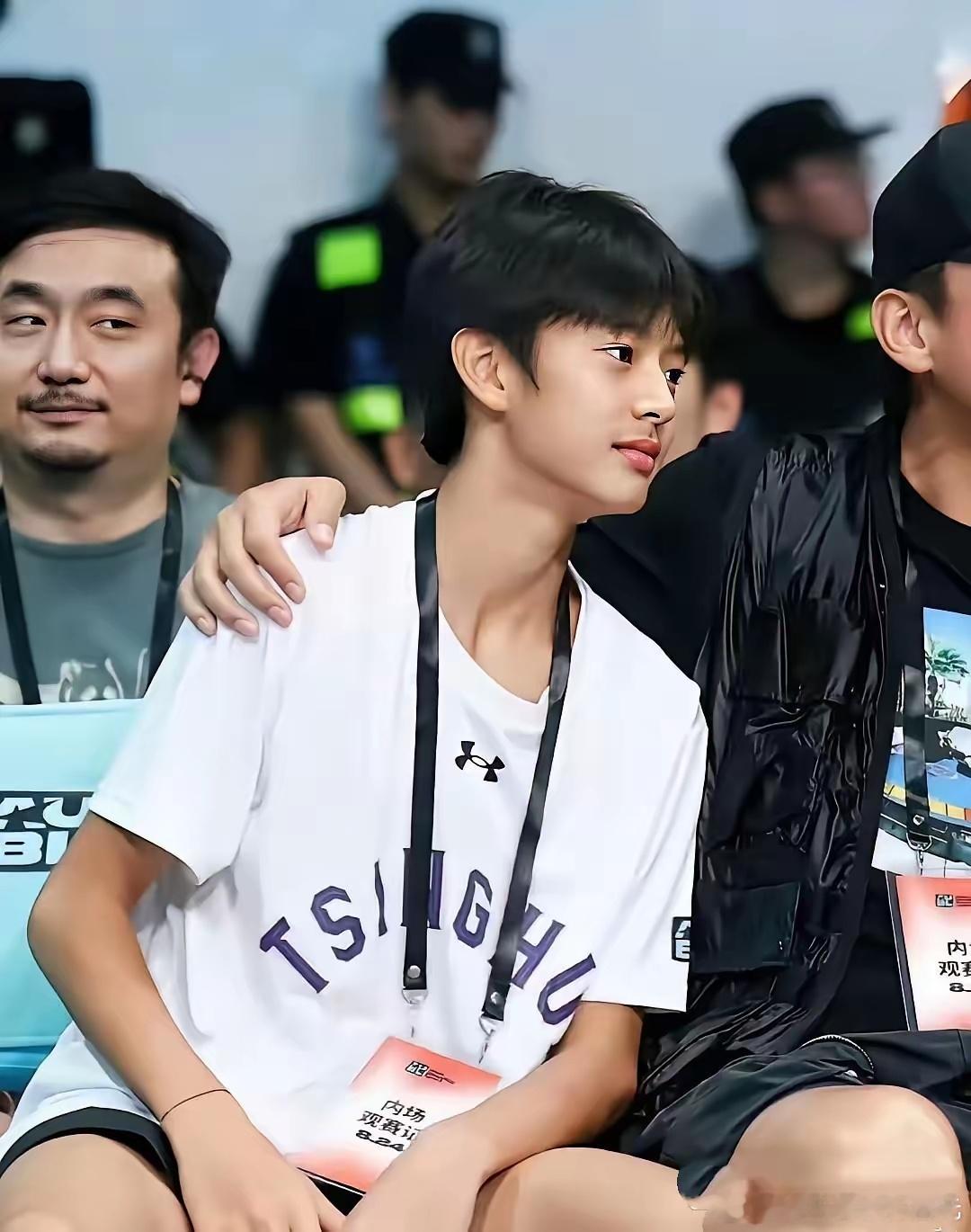 孙俪和邓超的大儿子等等今年已经14岁，近期曝光的日常照片火爆出圈。孩子眉眼轮廓、