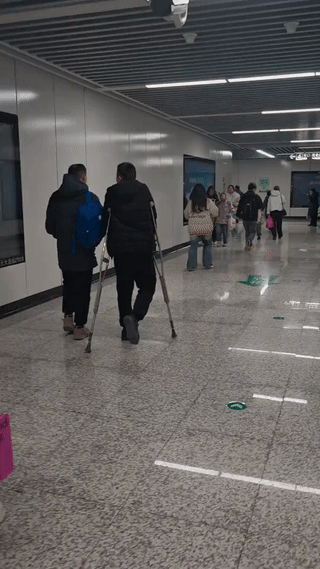 真是搞不懂，这位大哥拄双拐的意义何在？看他走路挺正常啊？为什么还要去拄拐呢？