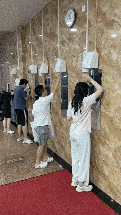 科技改变人生啊，以前还需要用手拿着吹风机，现在完全没有必要了！