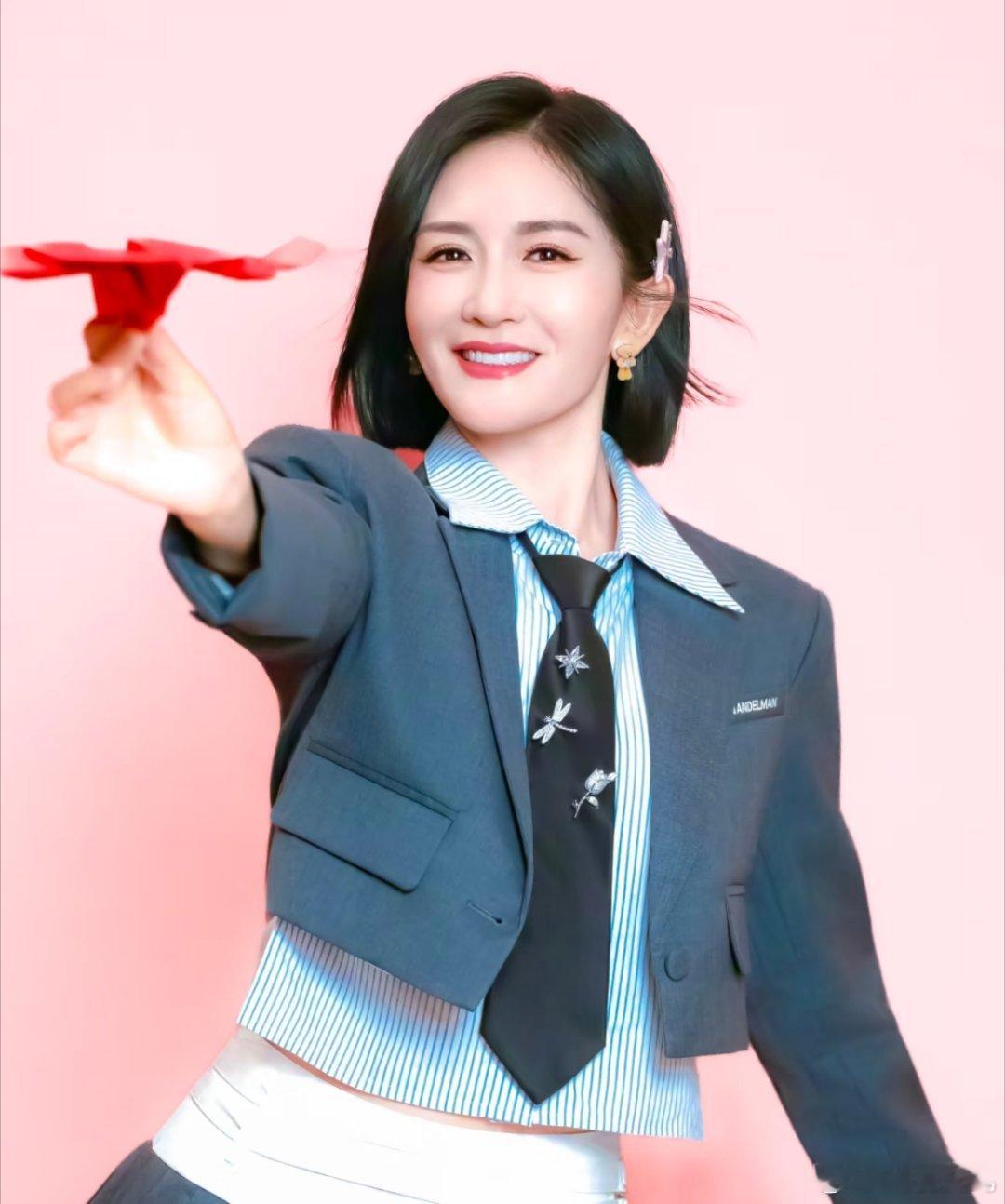 1、谢娜状态简直绝了！44岁的人了，身材超棒，业务能力也强，其他女主持人压力不小