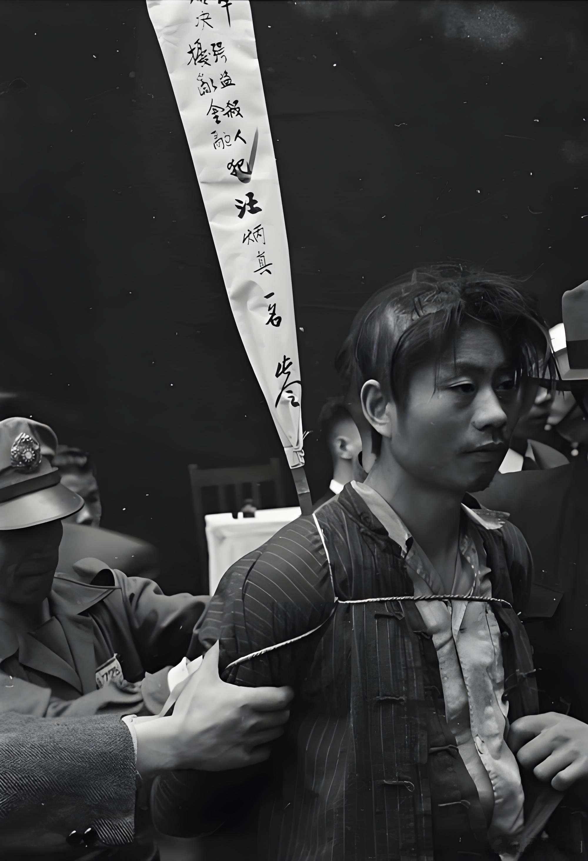 1949年，上海。解放前，大街上的行刑现场。[玫瑰]​​​