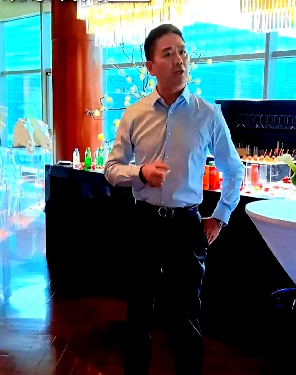 发现了没有刘强东越来越不对劲了都51岁，年过半百的人了长的还是比较帅