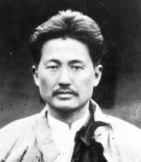 没想到我以前看到的方志敏烈士的肖像竟然出自这样一张照片。向伟大的革命先烈致敬把