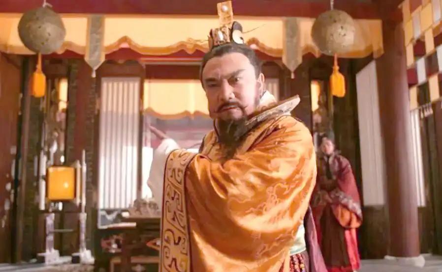 912年，朱温搂着儿媳睡正香，儿子朱友珪带500士兵闯入寝殿朱温这个人，出身