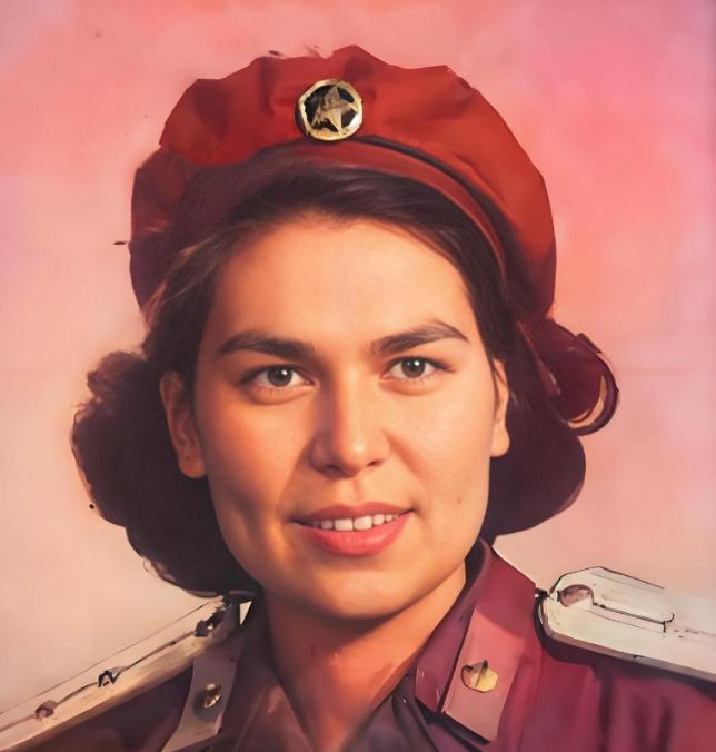 1965年，55岁的空军司令员刘亚楼肝癌晚期，病重期间他攥着小18岁的混血妻子翟