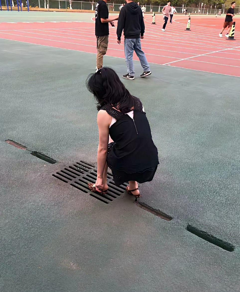 不让你穿高跟鞋，不听劝，这下可好了吧