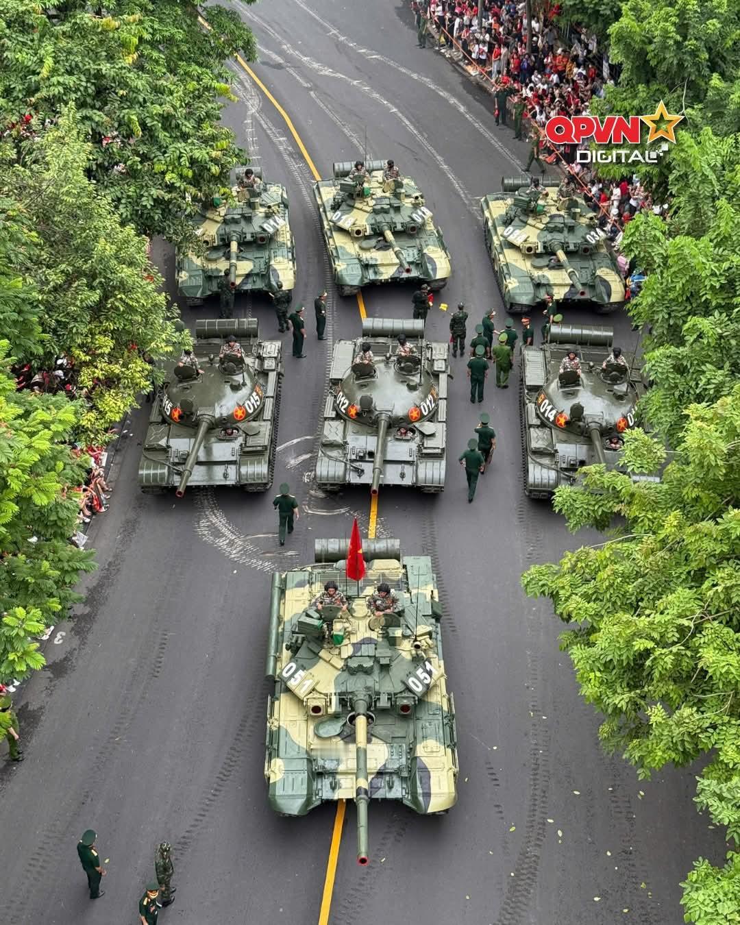 越南人民军第201装甲旅的T-90S主战坦克和T-62坦克组成的混合受阅方队。第