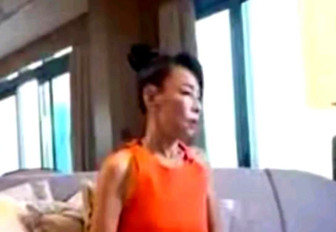 周润发老婆陈荟莲皮肤黝黑，颈纹深刻，目光空洞，鼻孔外露，身材单薄，看上去又瘦又老
