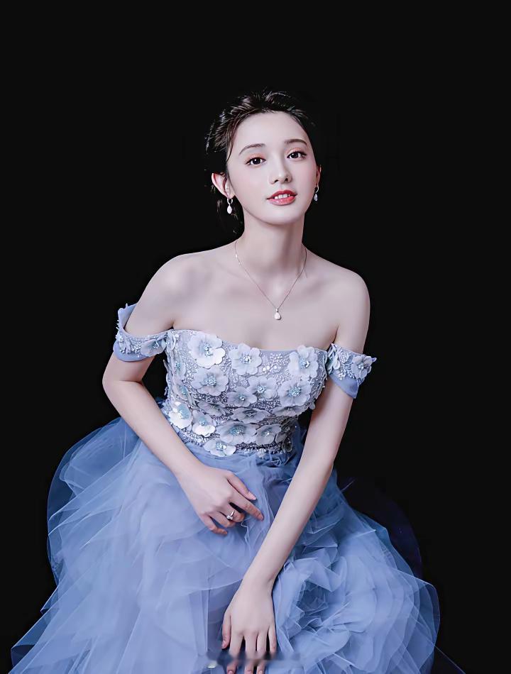 《暗河传》美女：彭小苒，饰演慕雨墨，35岁，167cm中国传媒大学；杨雨潼，饰演