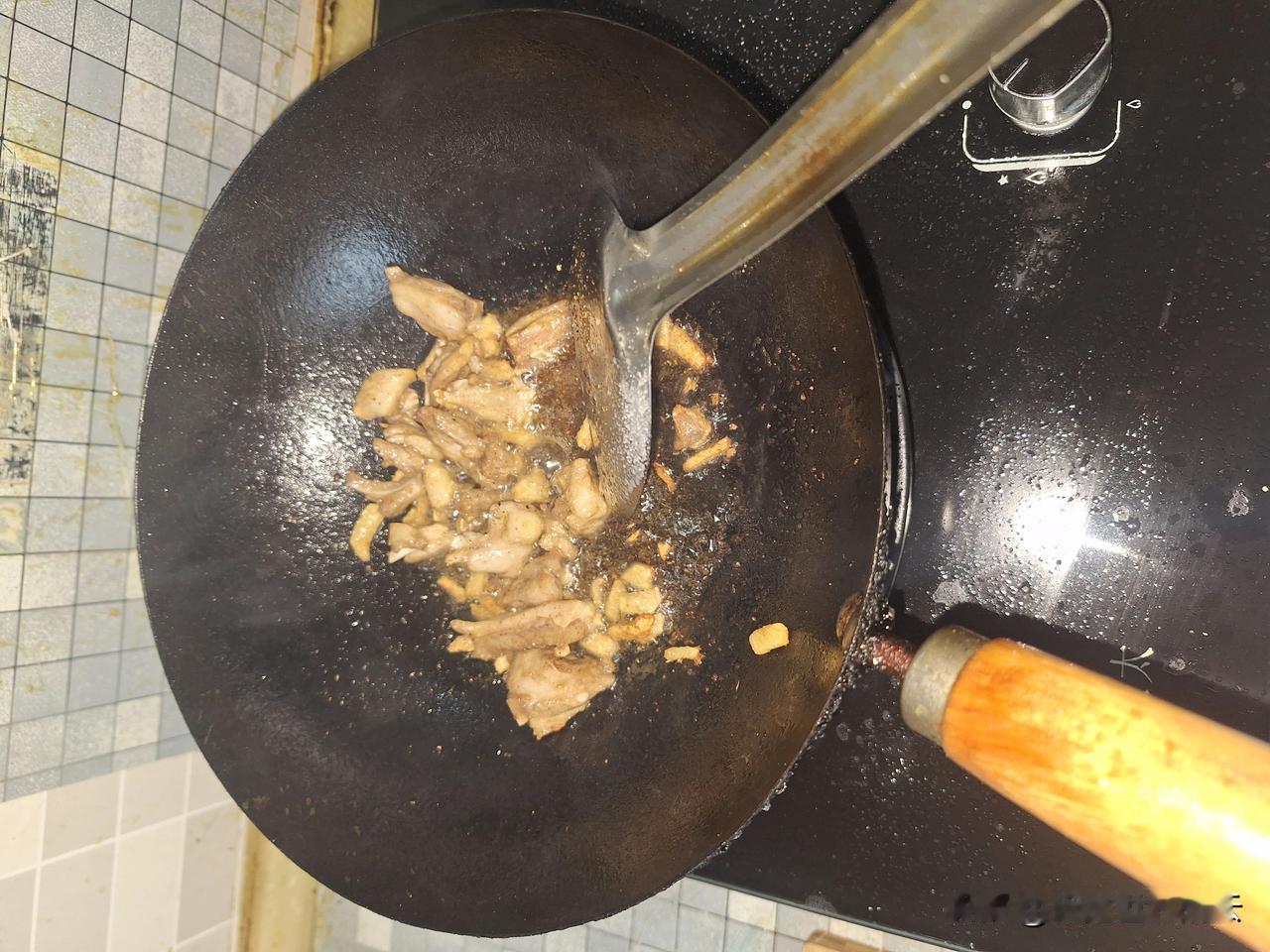 第一次做手抓饭，还是蛮成功的，先把羊肉煸炒，加盐、胡椒粉和孜然，放到电饭煲平铺底