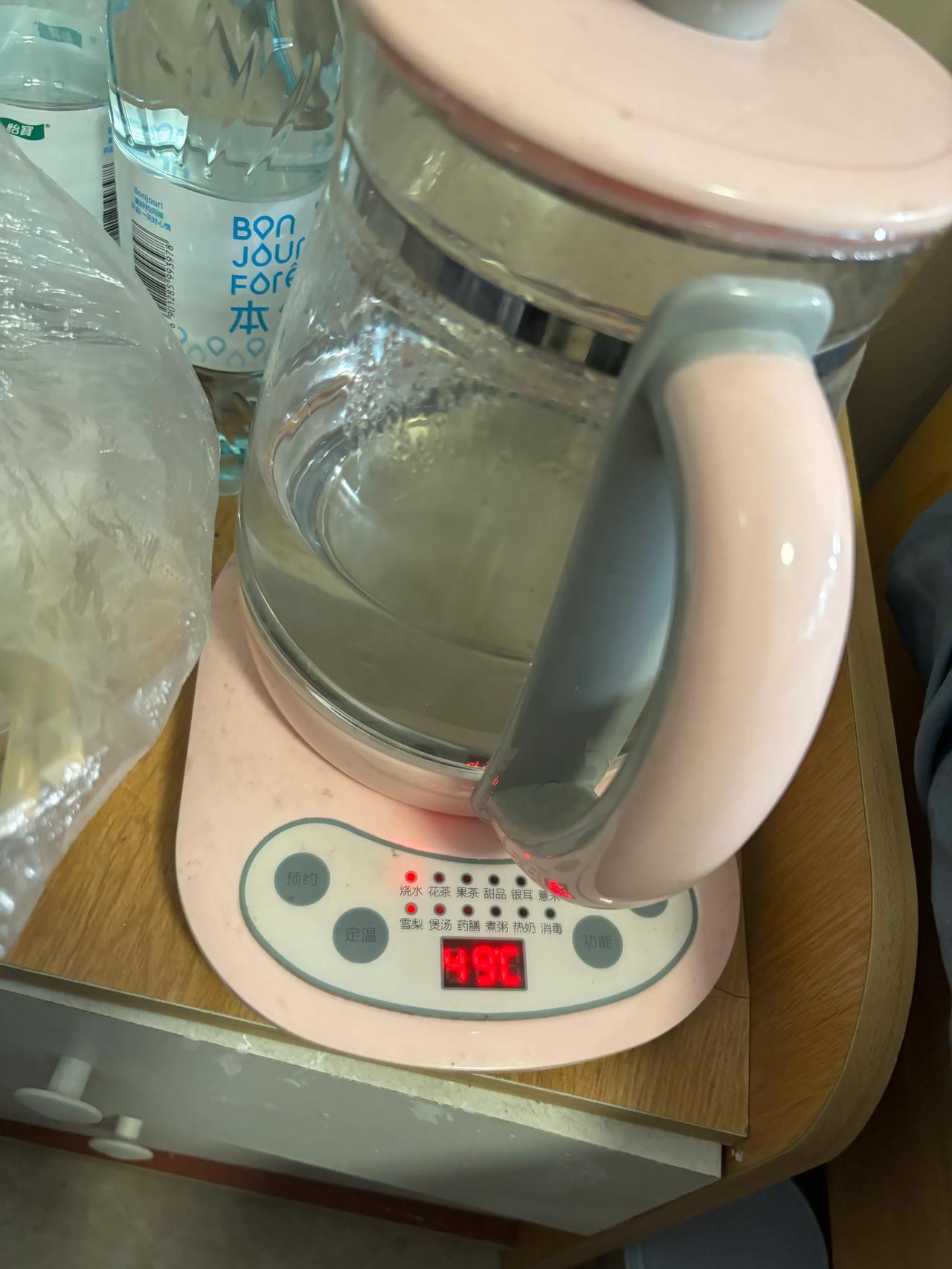 烧水壶就买可以实时显示温度的多功能款式，而且还要选玻璃透明的。这样一来可以随时