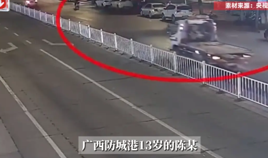 “胆大包天啊！”2025年4月，广西防城港，一13岁男孩趁着路上的货车司机下车时