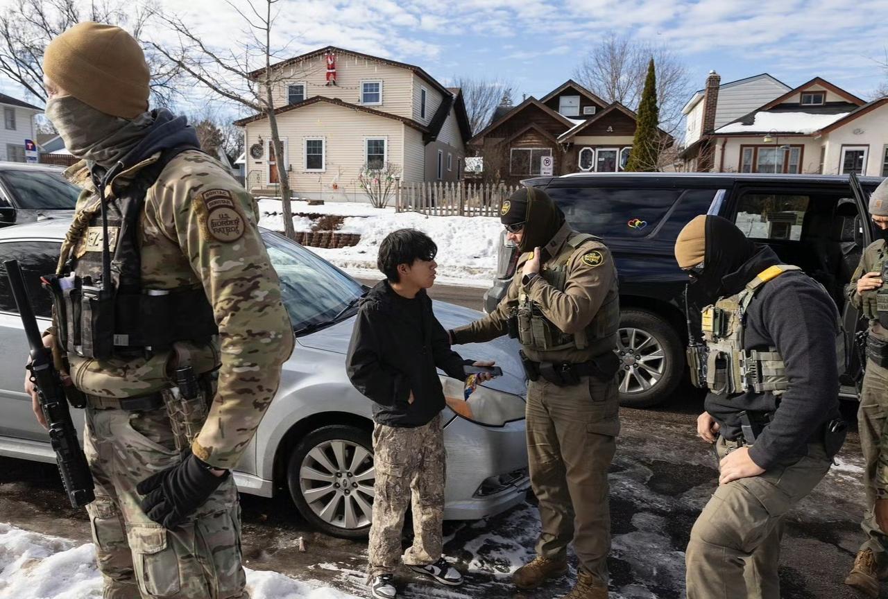 美国ICE抓人无底线，对孩童都下手，明尼阿波利斯一名孩子在回家的路上，被ICE拦