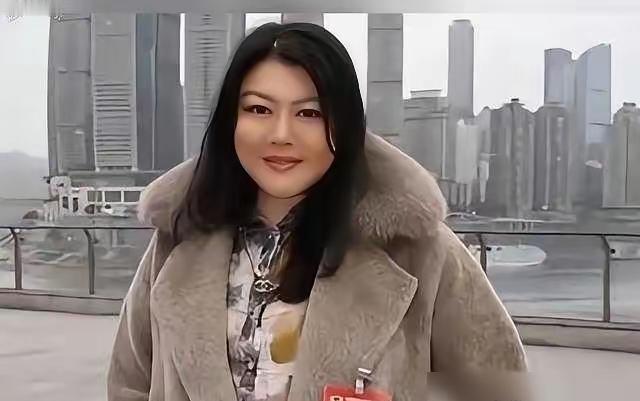78岁丁佩独居上海，一套小公寓，心脏不好每天吃药。32年前她把向佐当亲儿子带大，