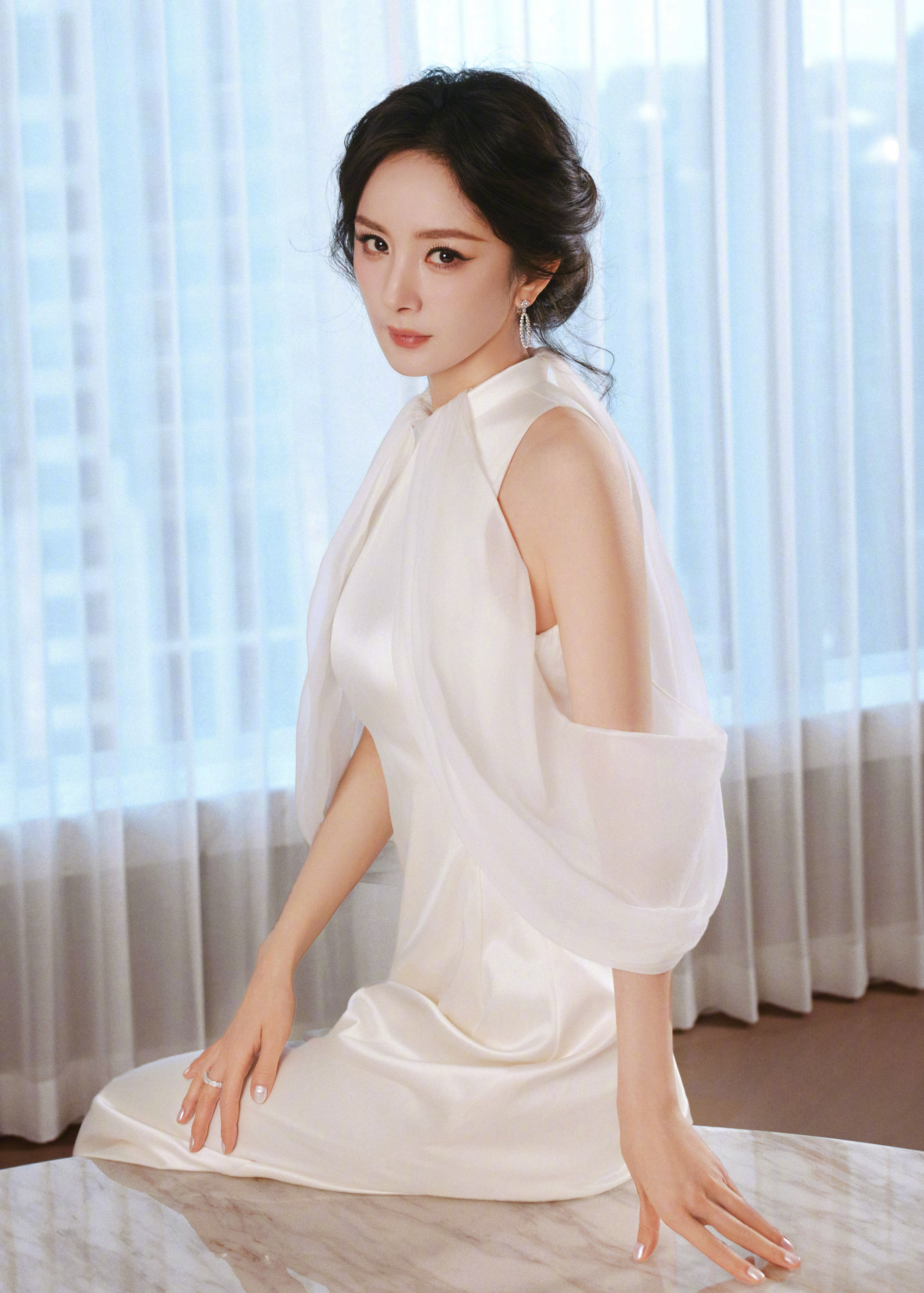 杨幂今日出席VogueFilm观影之夜活动，全球代言人上身Loewe定制裙装搭