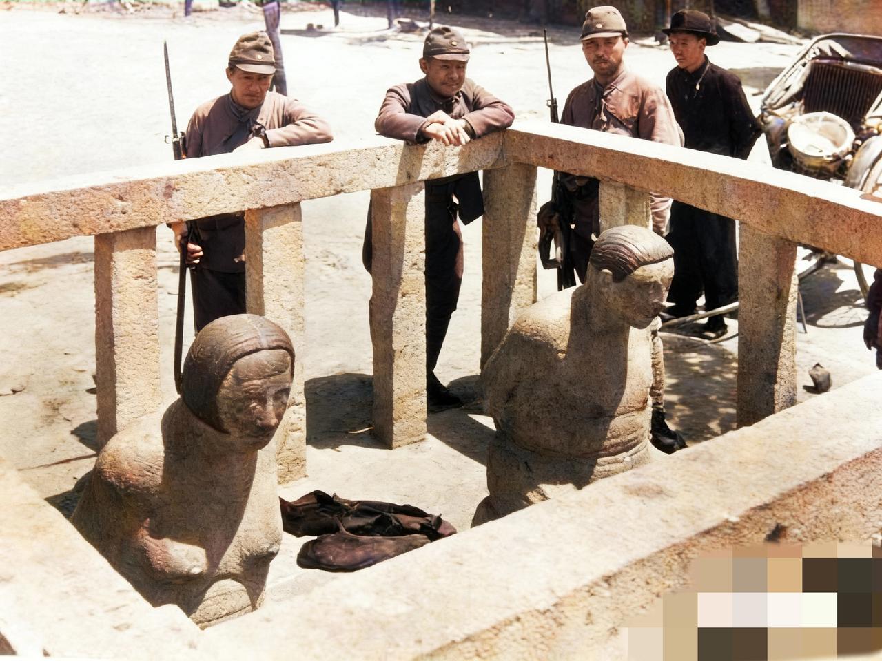 1941年，日军占领台州海门镇后，侵略者的目光被街头的一对跪像牢牢吸引，纷纷围拢