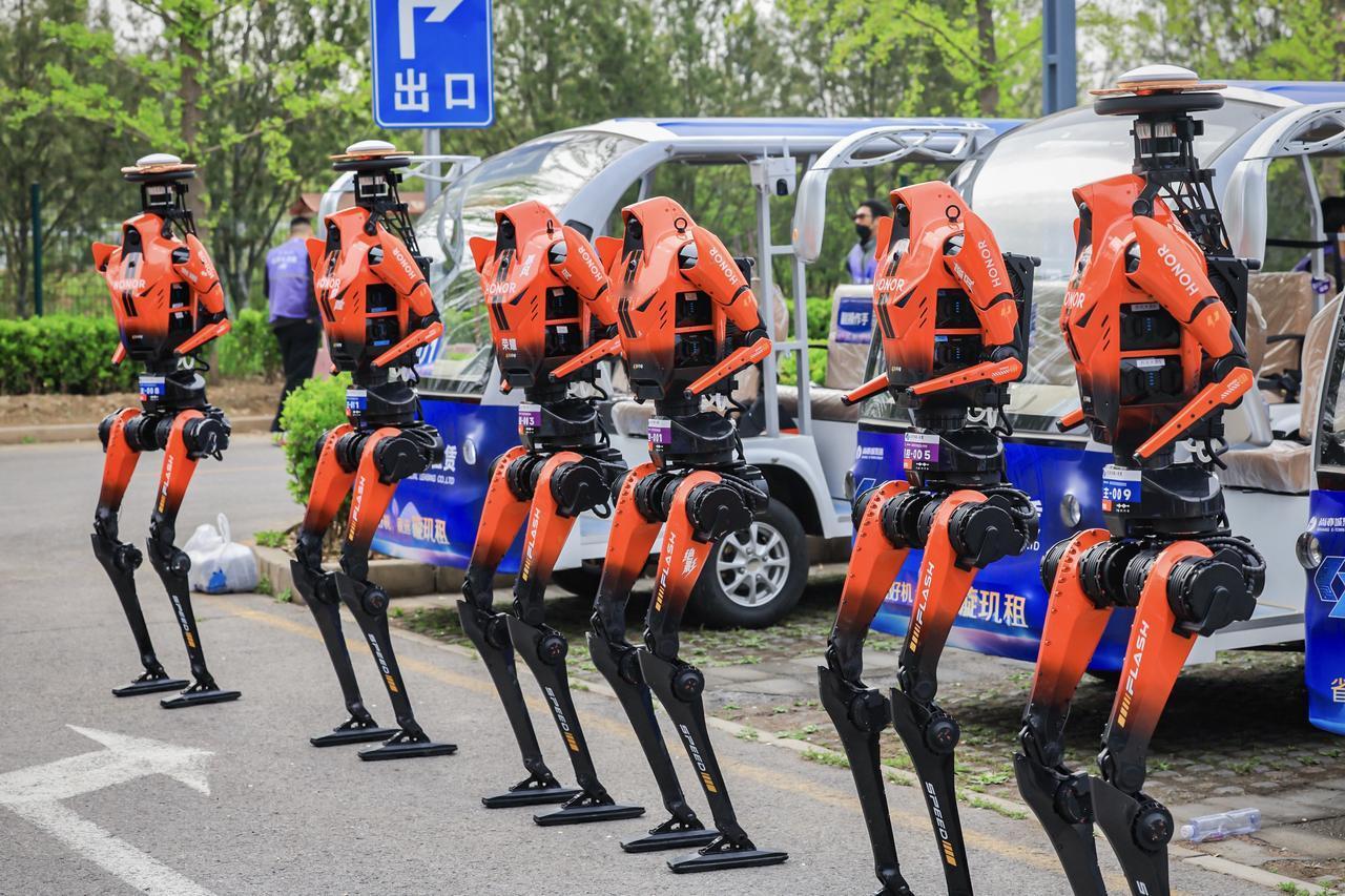 估计宇树科技已经压力山大，荣耀机器人在半马比赛中不仅夺冠，还包揽了前六，而你要知
