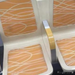 成都地铁推出的带扶手