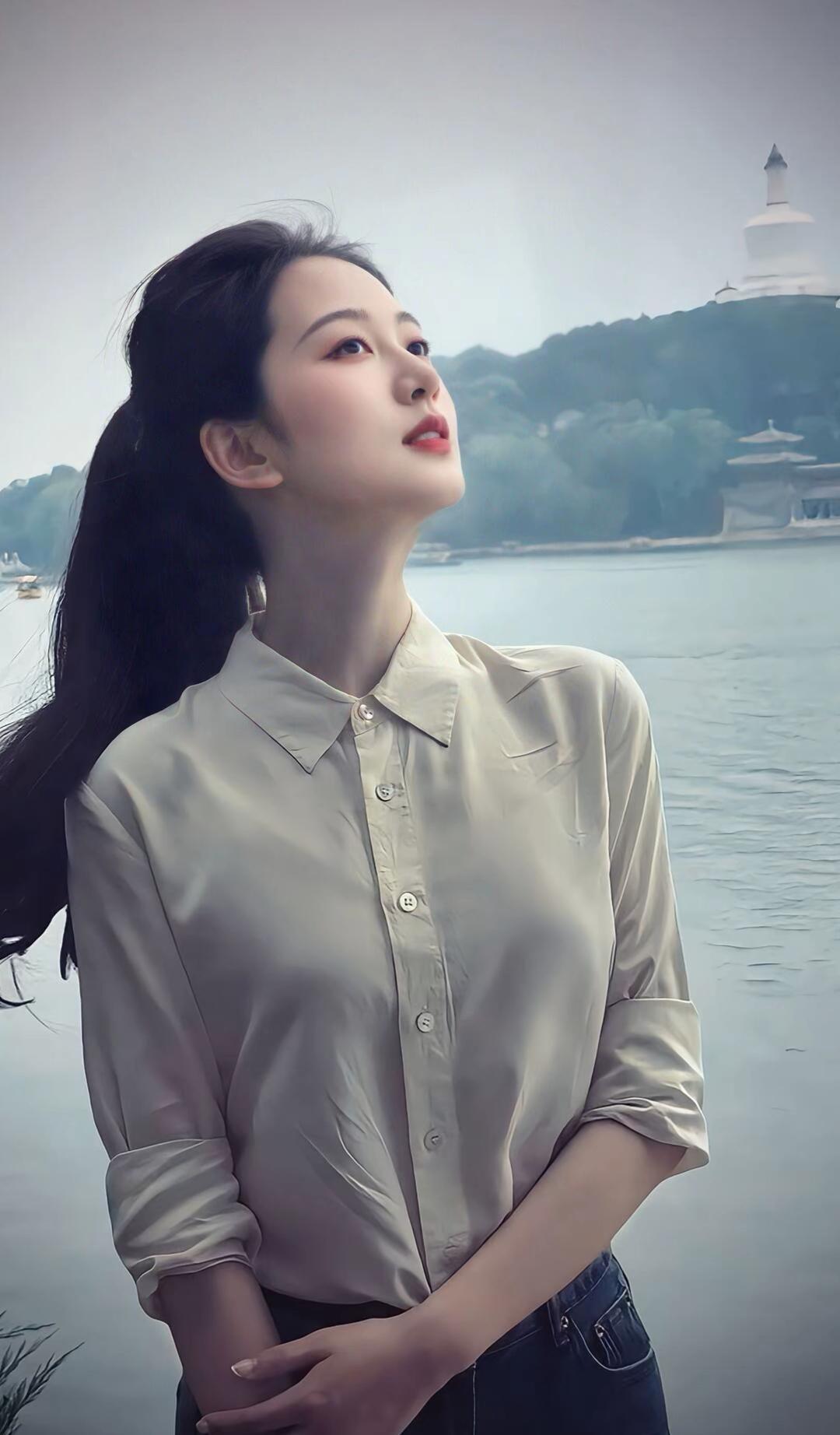 湖畔轻风拂面，少女悠然自得。