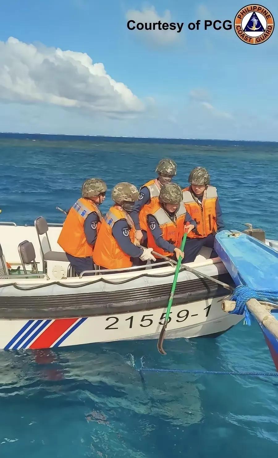 东大海警这波操作，专业又接地气，简直绝了！海警们拿着工具，对着菲方船只锚绳