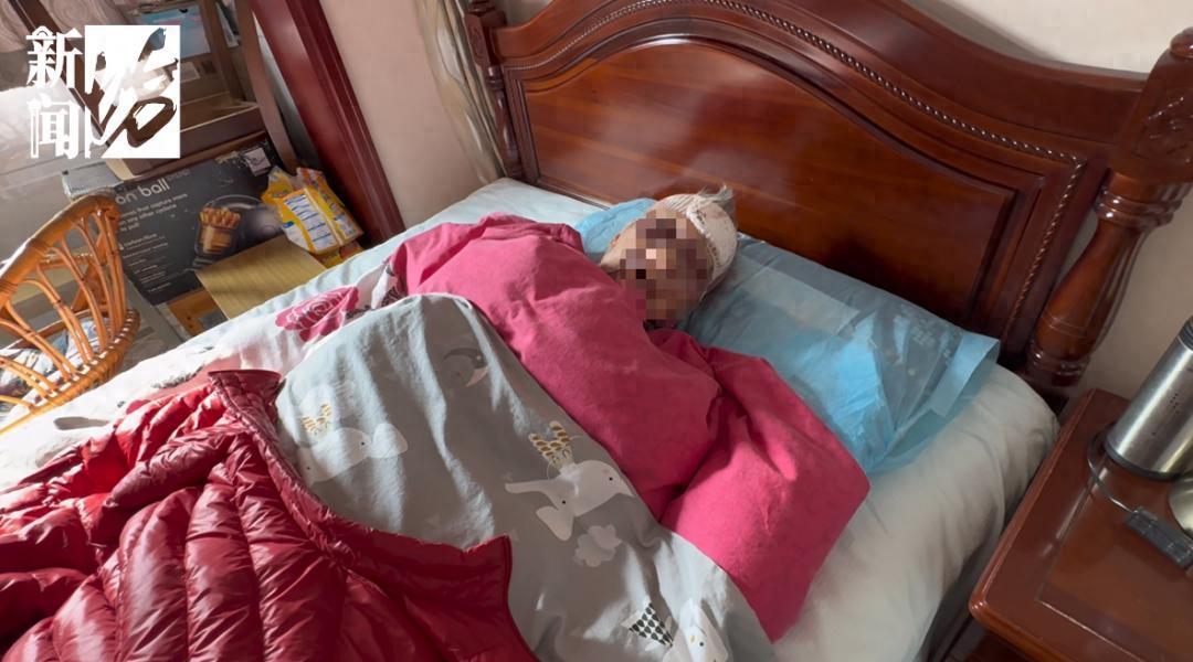 “这保安必须开除！”上海，一名105岁阿婆起夜时摔倒昏迷，家里立刻叫来救护车，可