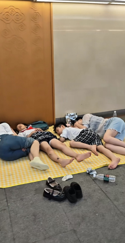 北京长安街地下通道夜宿游客：为看升旗，一家四口席地而眠