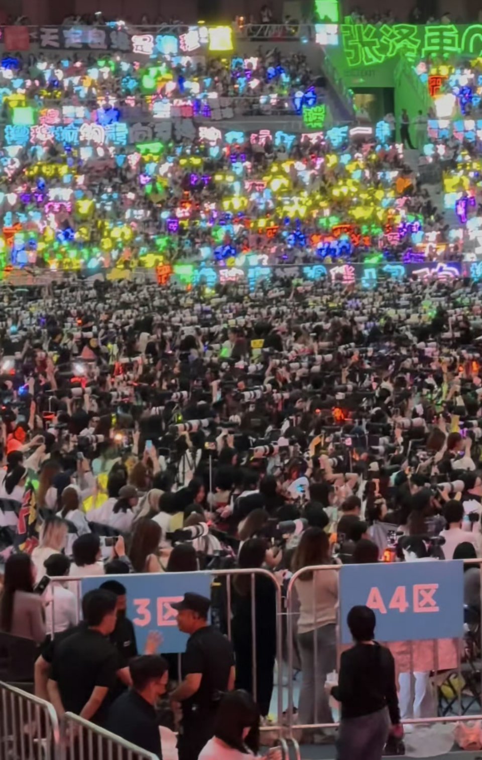 让人密集恐惧症的相机，李飞真的很会搞爱豆经济那一套。每次线下都不知道要赚多少钱