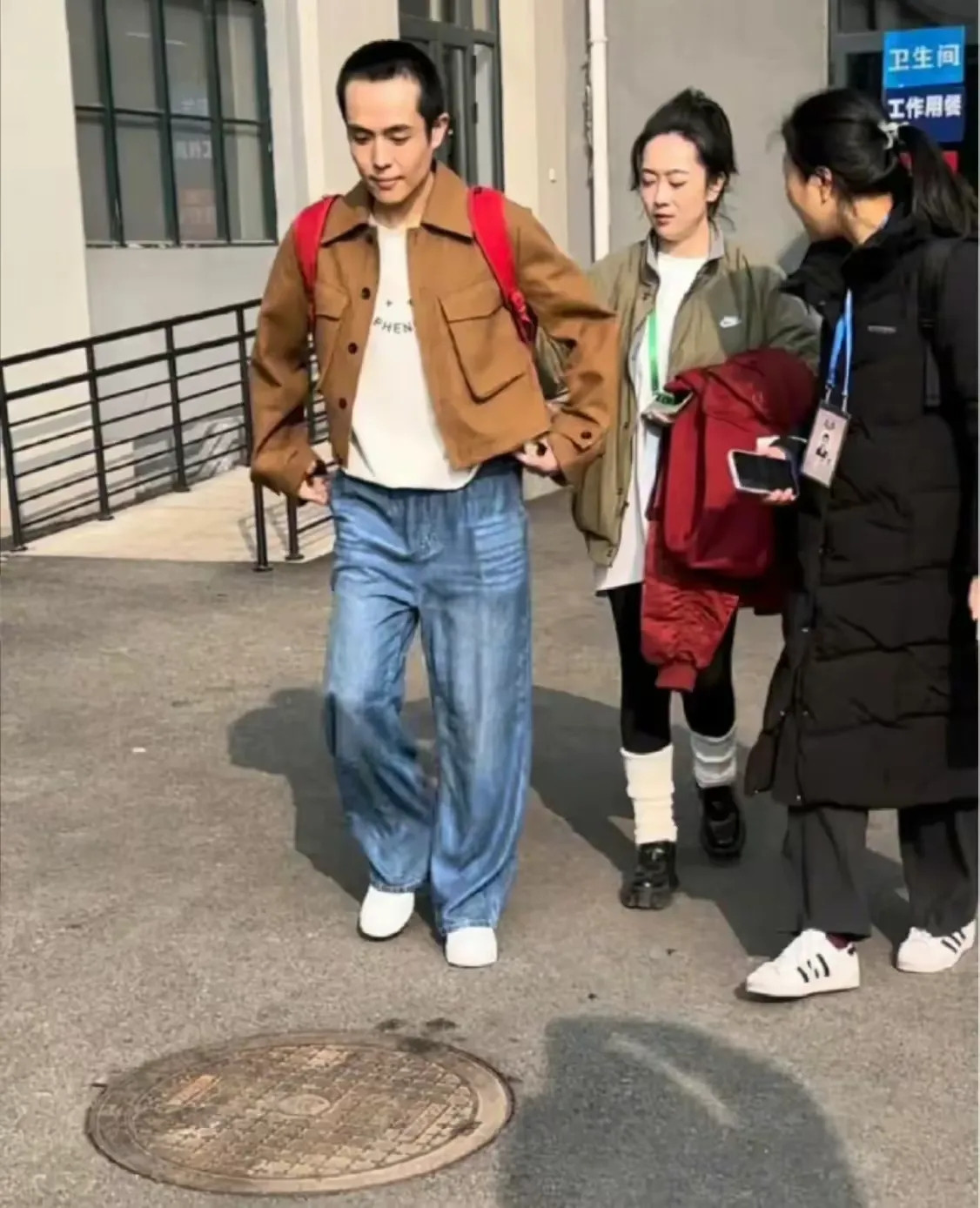 王星背上红书包去录综艺了，他女朋友嘉嘉陪着他，给他整理衣服好温柔……王星的头