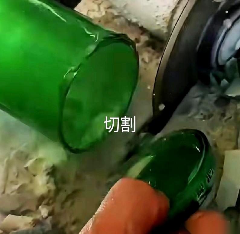 真的，我第一次看人拿啤酒瓶底做“翡翠”，整个人都傻了。绿油油的啤酒瓶，咔咔几下