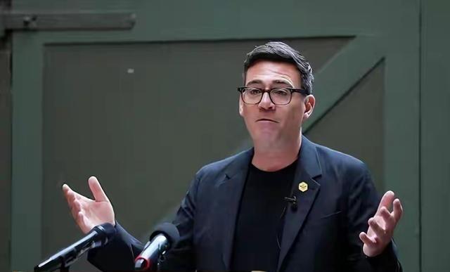 欠中资的钱该怎么办？英国新首相站在唐宁街10号门口，面对全世界的镜头说：英国要重