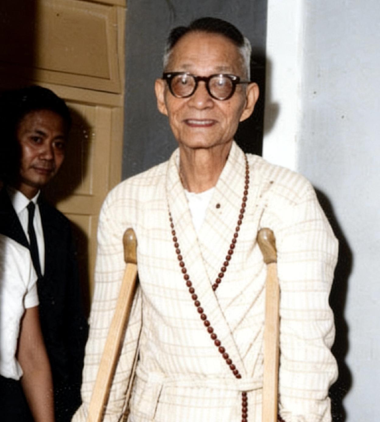 1963年，北大老校长蒋梦麟住院，一张罕见的留影，照片中的他行动不便，拄着拐杖，