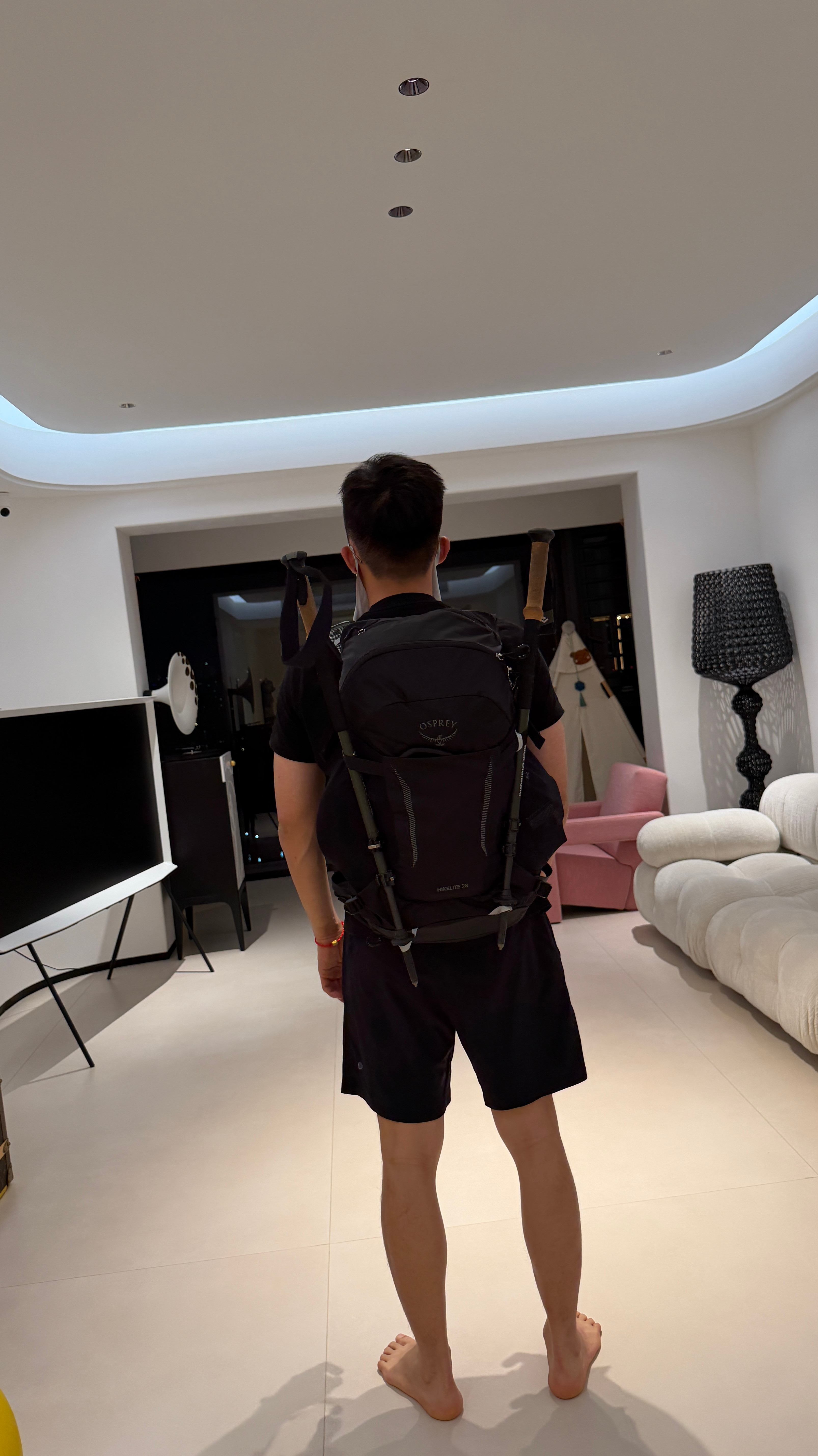 这个人明天一大早要出发冈仁波齐了。这就是他明天征程的全部装备，48小时转山外加两