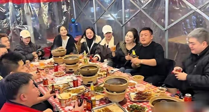 赵本山儿子请客吃砂锅，赵一楠染一头黄发，宋晓峰喝到脸泛红​​​