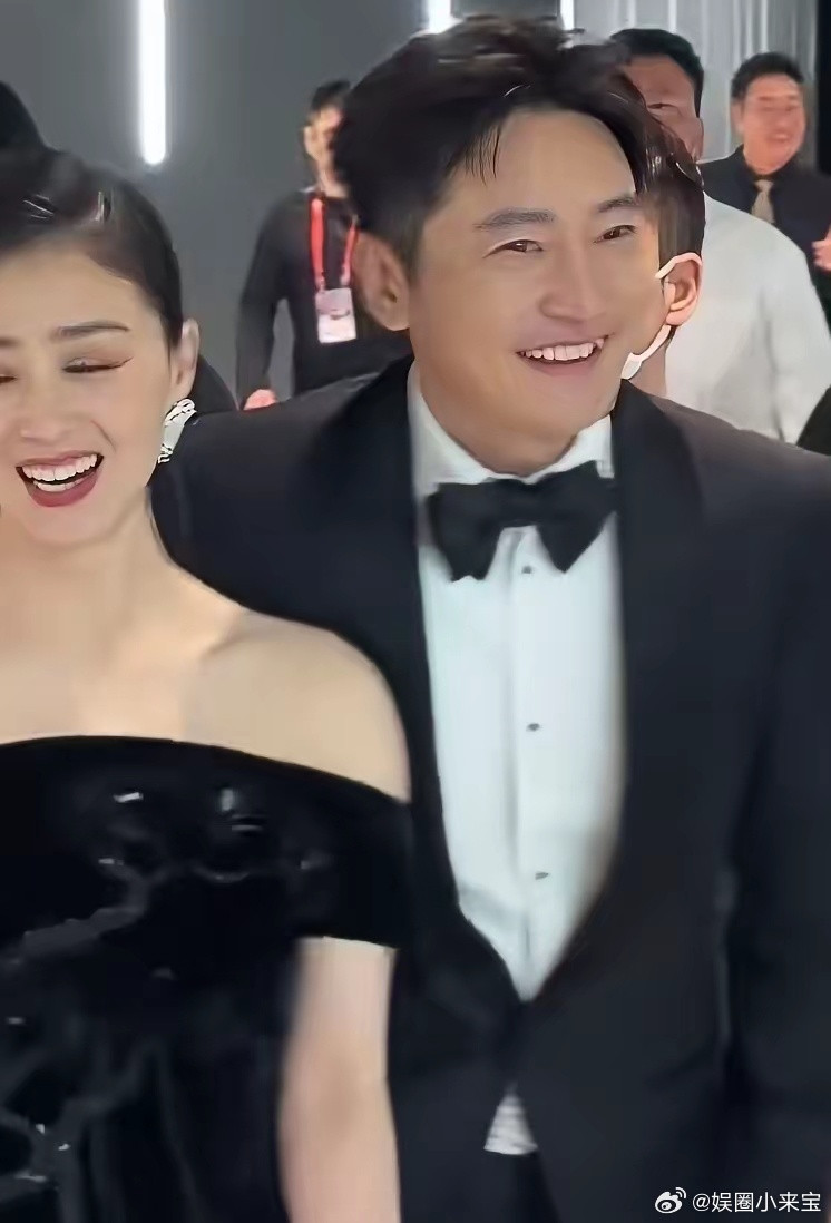 大家发现了没郭京飞有个特别有意思的地方那就是无论他和哪个女演员走的近，两人看起来