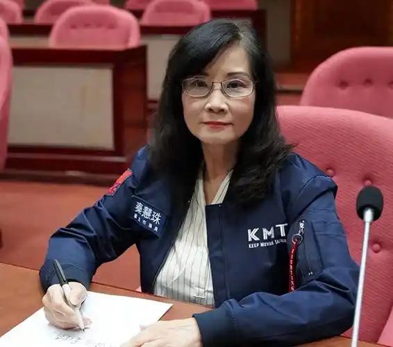 口误闯祸！秦慧珠受访口误喊自己“绿慧珠”，情急之下欲拉郑丽文郝龙斌站台救选情！