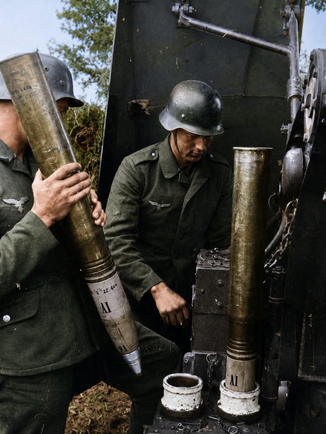 德国88高射炮（FlaK）的炮组人员正在将炮弹装入该炮专用的自动引信设定器（Zü