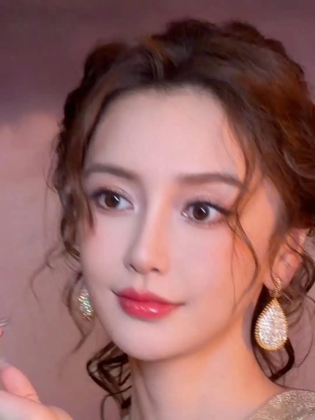 baby正式开始复出了，之前要么的海外，要么还是在港娱，小打小闹。这次参芭莎艺