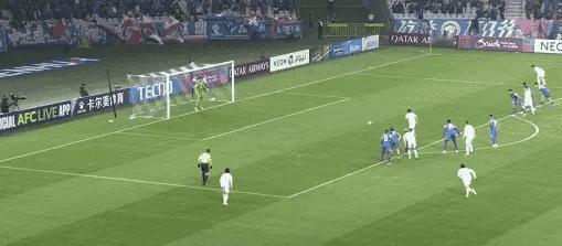 上海申花新赛季第一场比赛便出现争议点球。没想到26年上海申花正式比赛第一个丢球