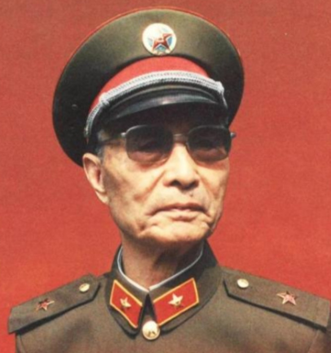 1964年，张将军到酒泉某基地视察。就在路过机关服务社时，突然，他发现有几名服装