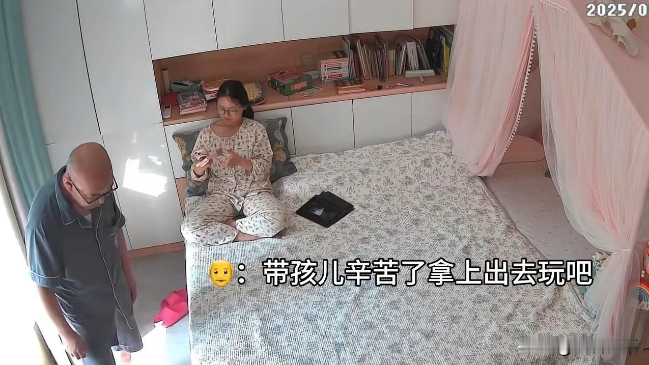 山西的一位宝妈，3岁的孩子去上学了，公公礼貌地敲响她的房门，宝妈让公公进来后，公