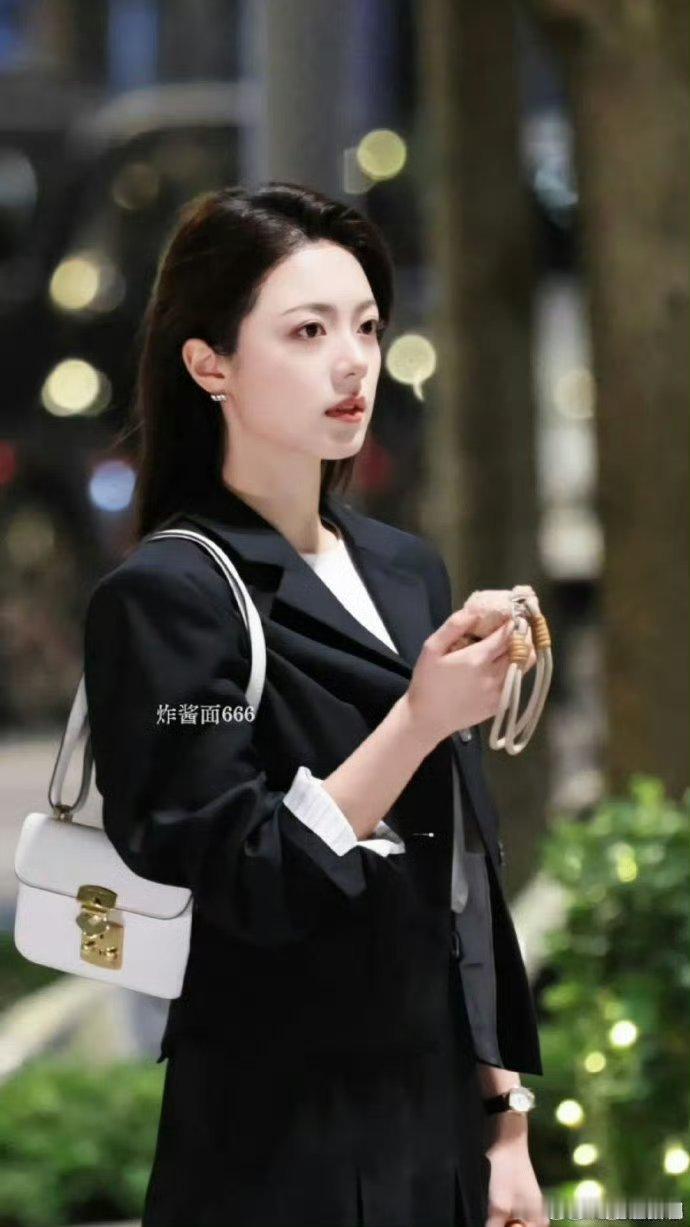 赵今麦徐迟反差姐感赵今麦演职场剧给我钓成翘嘴沉浸式感受赵今麦的角色塑造能力，徐迟
