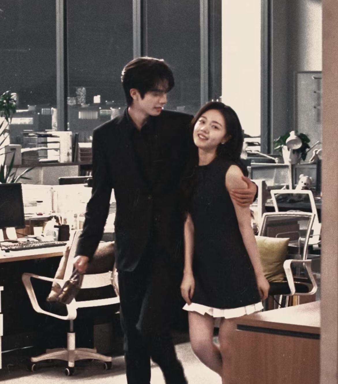 《骄阳似我》这部备受瞩目的现代偶像剧已然圆满收官，可它所引发的热度浪潮却丝毫没有