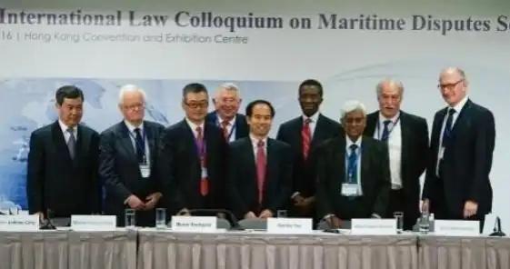 2016年海牙所谓的“南海仲裁案”裁决一出，英国记者立刻在节目里咄咄逼人，当场质