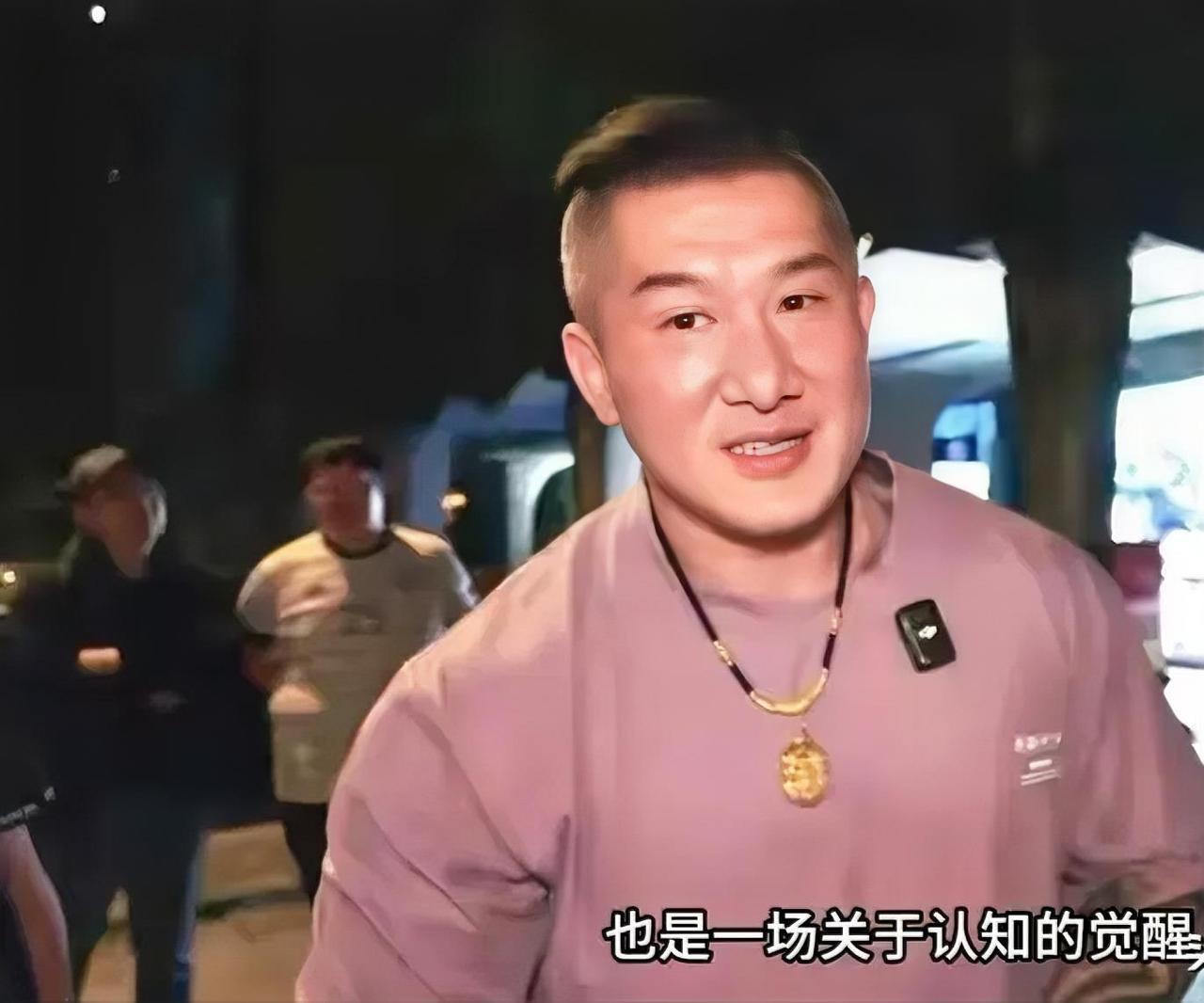 最近刷到馆长3月在B站直播的片段，没喊口号，就站在深圳地铁站拍：人挤人，但没人插