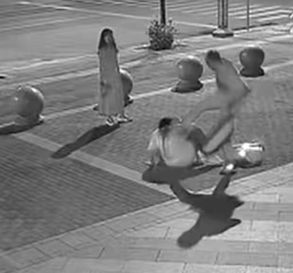 “冤吗？”山东聊城，一男子因女儿半夜离家，情绪失控，当街对女儿拳打脚踢。一小伙和