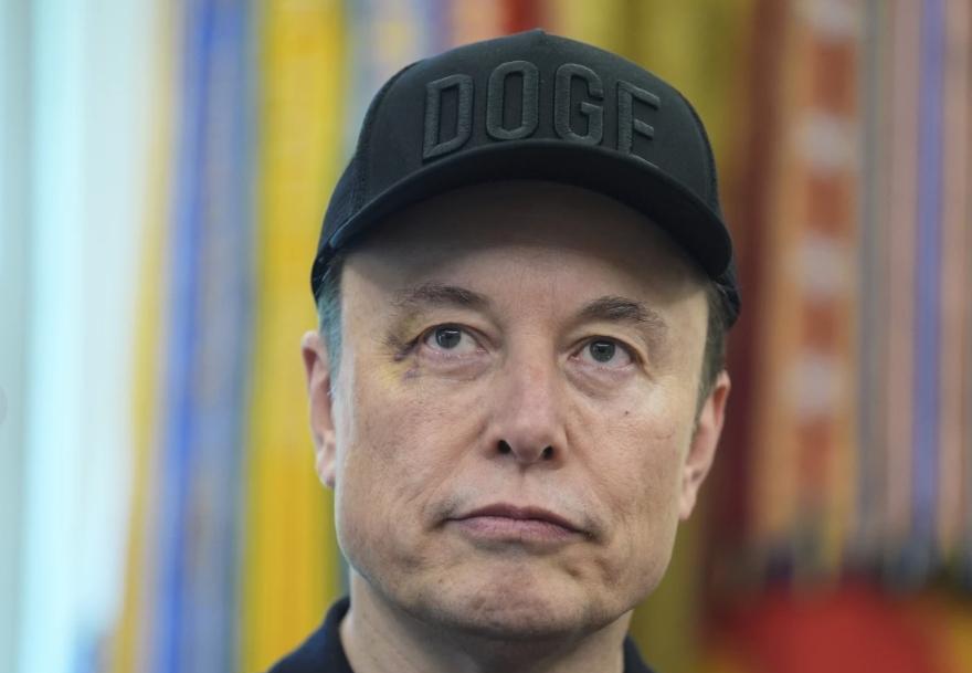 特斯拉也降价了。新款ModelY，到了4万美元以内，Model3降到了3.