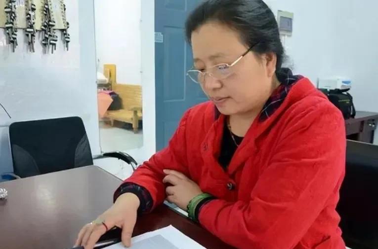 选哪个做老婆？堂兄65岁了，镇政府退休，每月6000多元退休金，妻子两年前过世。