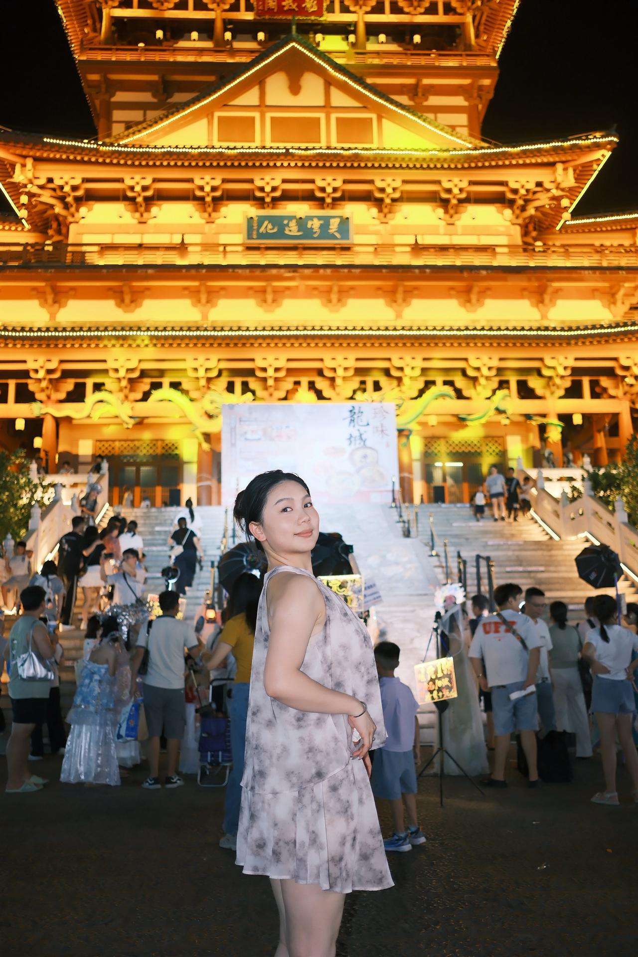 小姐姐来古镇打卡古城门楼碎花连衣裙一眼千年潮越古今