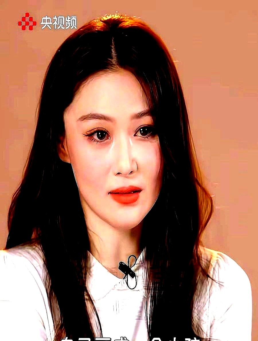 央媒镜头一扫而过，很多人甚至没认出那是张馨予。一件最普通不过的白上衣，下巴圆润了，眼眶泛着红，整个人