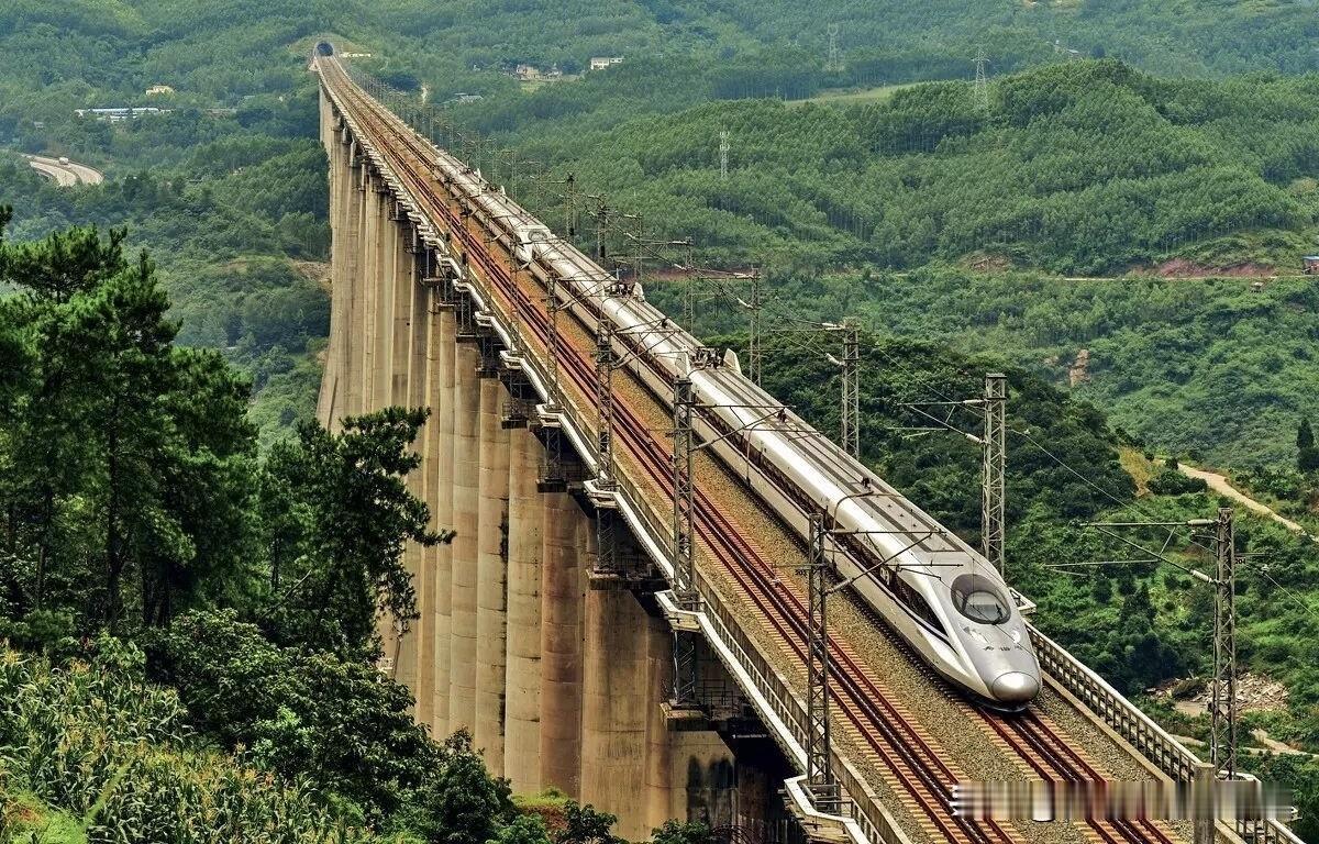 西充铁路“缺位”，还得多维审视。在四川南充的交通版图里，西充县的铁路空白十